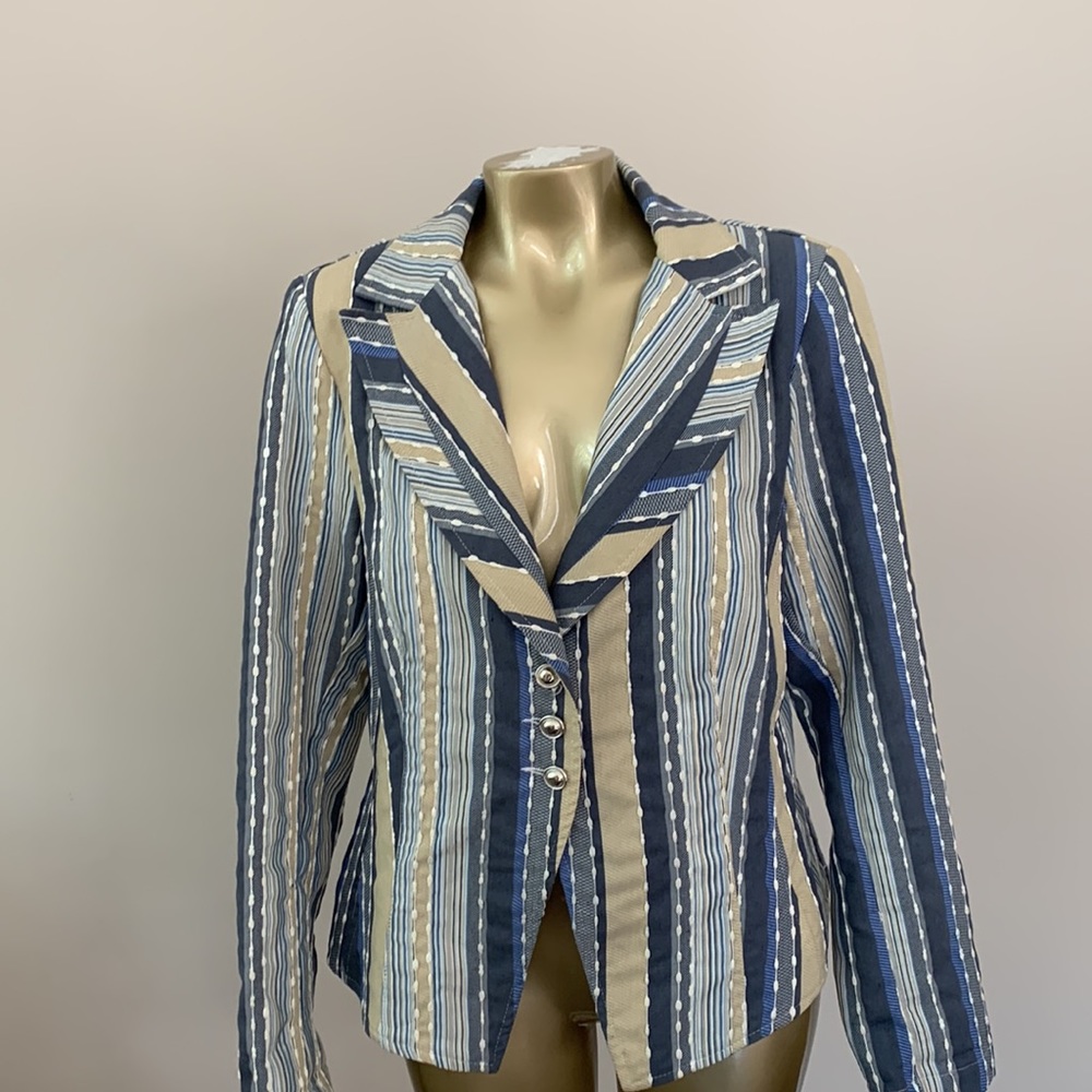 Blazer , made in Italy, looks good with blue jeans